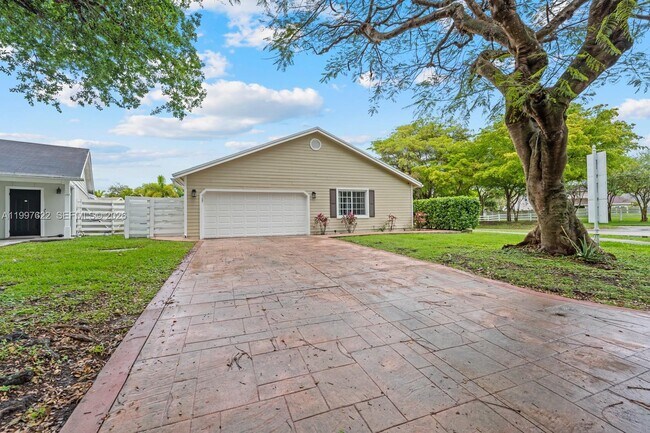 14912 SW 143rd Ct in Miami, FL - Building Photo - Building Photo