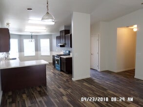 2240 W Buena Vista Ave in Visalia, CA - Building Photo - Building Photo