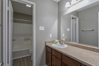 Hampton Court in Garland, TX - Foto de edificio - Interior Photo