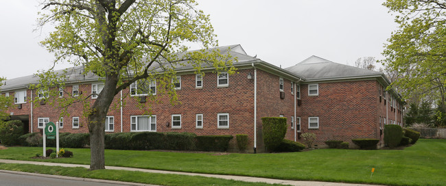 Fairfield Courtyard South at Bay Shore in Bay Shore, NY - Building Photo - Building Photo