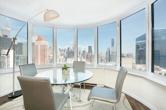 330 E 38th St, Unit 43H in New York, NY - Foto de edificio - Building Photo