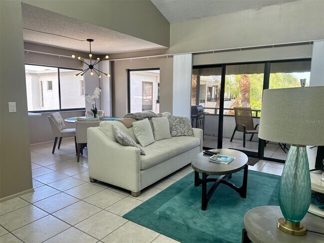 1555 Tarpon Center Dr in Venice, FL - Building Photo - Building Photo