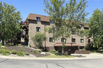 Laurel West End in Golden Valley, MN - Building Photo - Building Photo