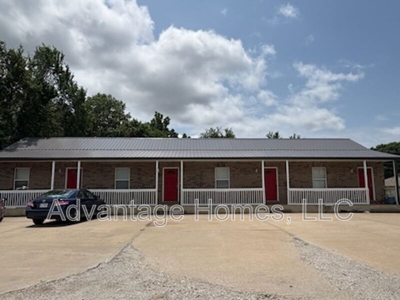 801 Johnson Cir in Pleasant Hill, MO - Foto de edificio