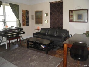 517 S Rogers St in Bloomington, IN - Foto de edificio - Building Photo