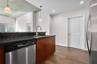 250 Pharr Rd NE in Atlanta, GA - Foto de edificio - Building Photo