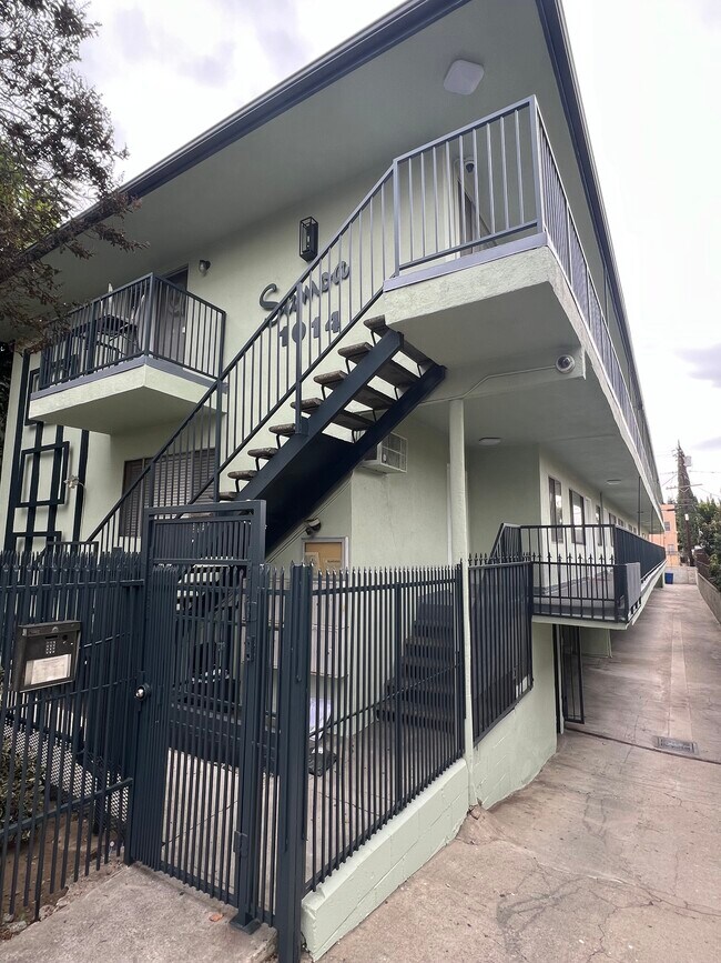 Samoa in Los Angeles, CA - Foto de edificio - Building Photo