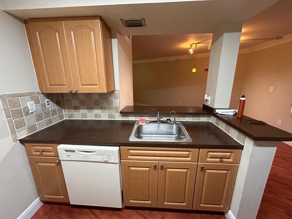 7165 NW 186th St in Hialeah, FL - Foto de edificio