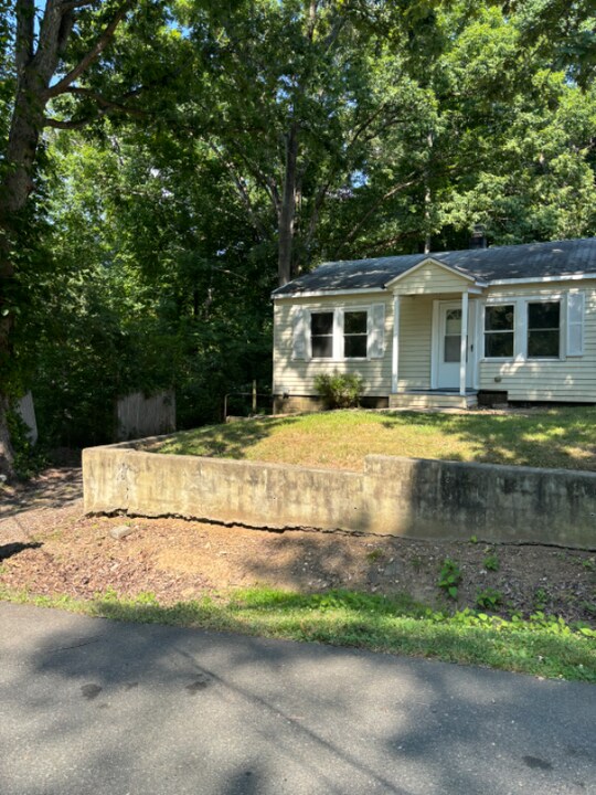 18333 Williams Rd in Triangle, VA - Building Photo