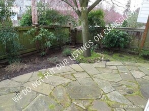 8533 Stone Ave N in Seattle, WA - Foto de edificio - Building Photo