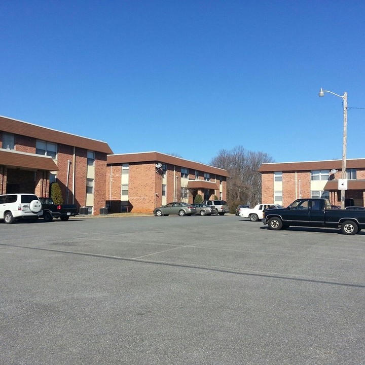 Charanne in Madison Heights, VA - Foto de edificio