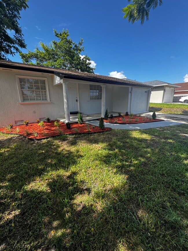 4577 Clinton Blvd in Greenacres, FL - Building Photo - Building Photo