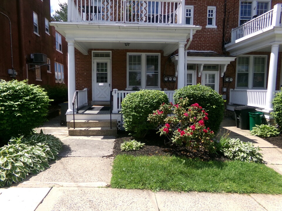324 S West End Ave, Unit First Floor in Lancaster, PA - Building Photo