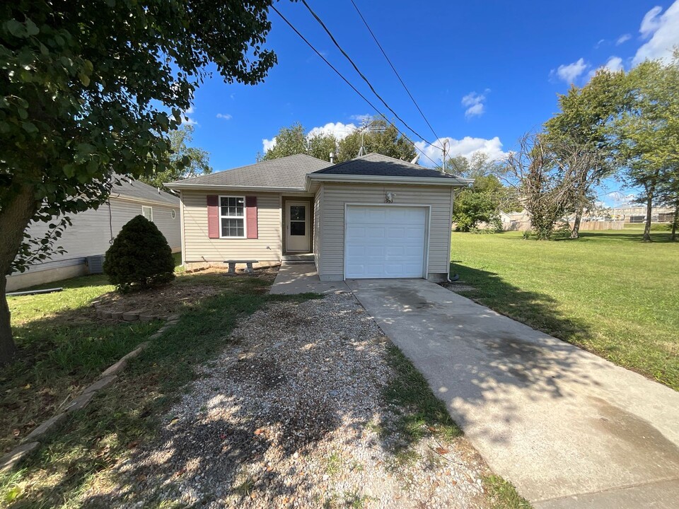 1953 N Hillcrest Ave in Springfield, MO - Building Photo