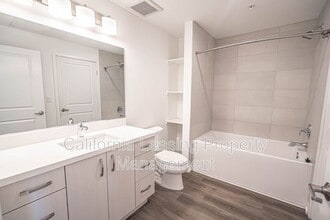 26701 McBean Pkwy in Santa Clarita, CA - Foto de edificio - Building Photo