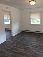 1042 Main St in Leeds, NY - Foto de edificio - Building Photo