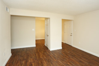 Castlegate Luxury Apartments in Jackson, MS - Building Photo - Interior Photo