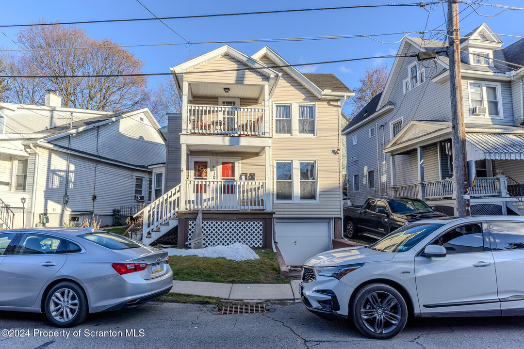 108 Spring St in Carbondale, PA - Building Photo