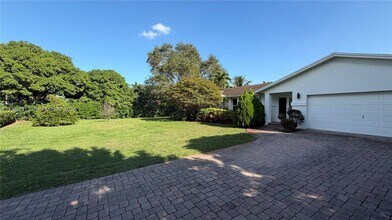 11030 SW 42nd Ct in Davie, FL - Building Photo - Building Photo