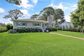 16 Whiting Rd in East Quogue, NY - Building Photo - Building Photo