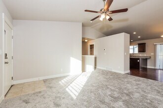 2419 Prairie Ln in Eagle Mountain, UT - Foto de edificio - Building Photo