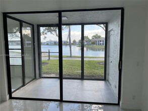 204 Lake Pointe Dr in Oakland Park, FL - Building Photo - Building Photo