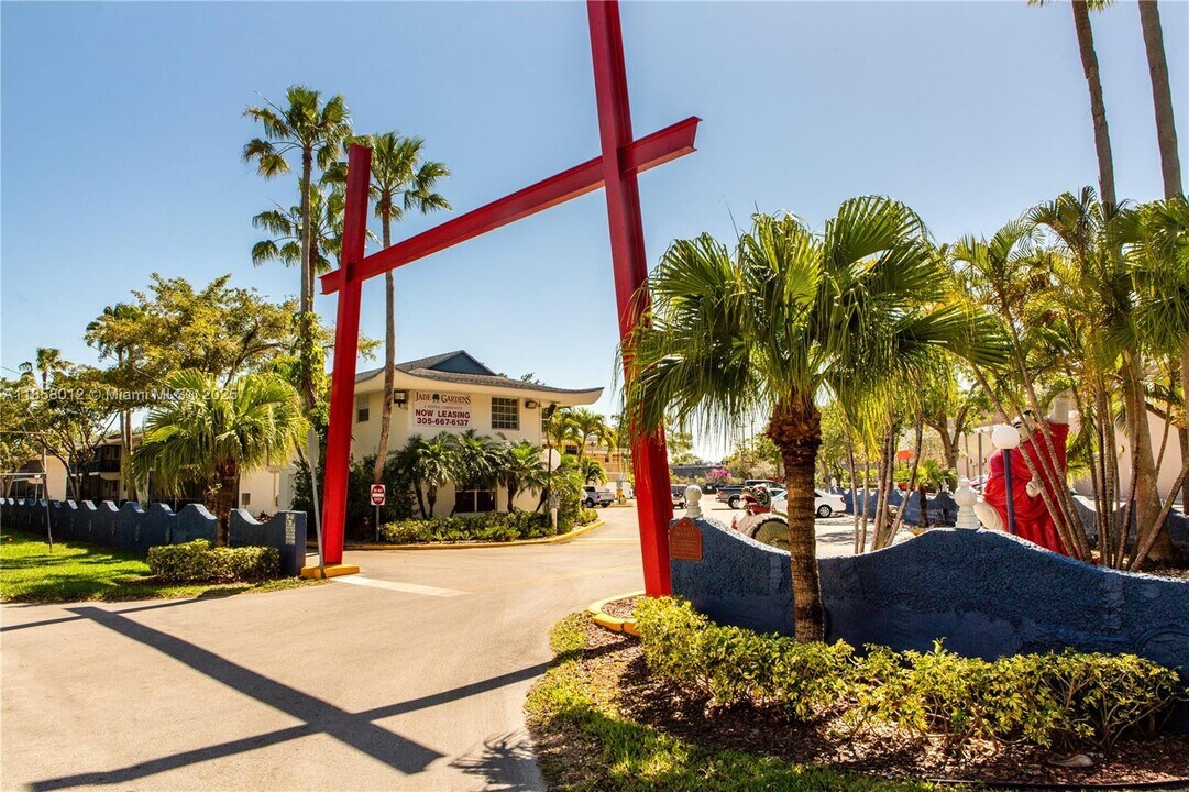 8380 SW 65th Ave in Miami, FL - Building Photo