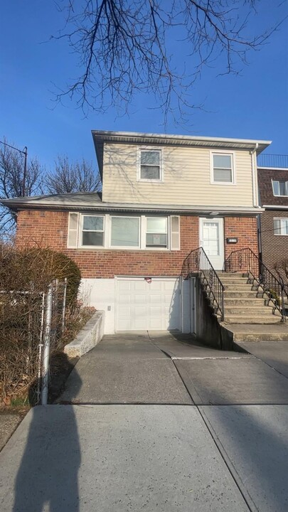 147-28 16th Rd in Queens, NY - Building Photo