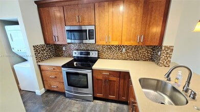 14273 SW 121st Pl in Miami, FL - Foto de edificio - Building Photo