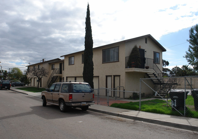 330 Hill St in San Ysidro, CA - Foto de edificio - Building Photo