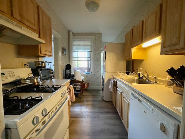 18 Alton Pl, Unit 1 in Brookline, MA - Building Photo - Building Photo