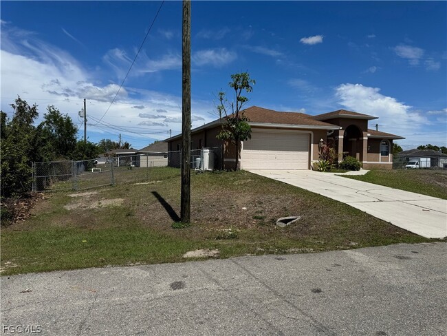 3800 20th St W in Lehigh Acres, FL - Foto de edificio - Building Photo