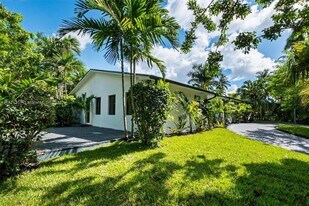 7401 Miami View Dr, Unit C13 in North Bay Village, FL - Building Photo
