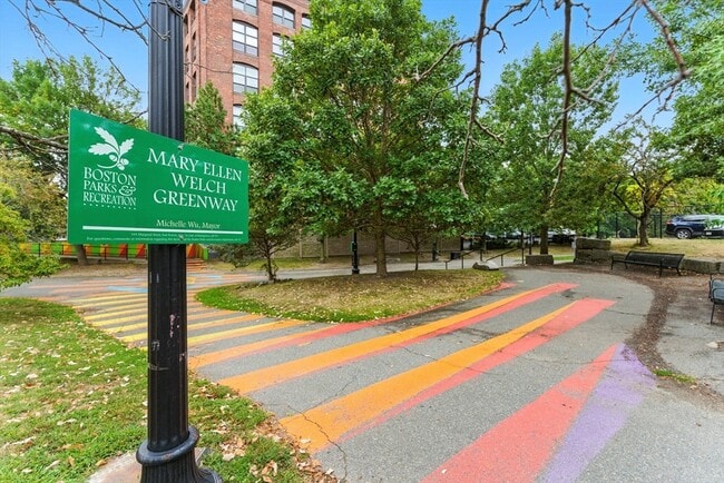 65 Gove St, Unit #1 in Boston, MA - Building Photo - Building Photo