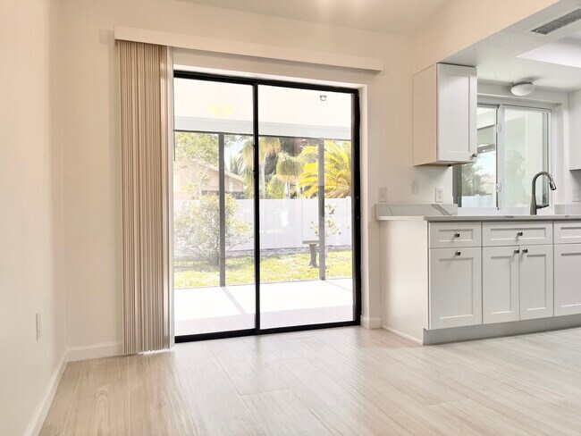 2420 Briar Oak Cir in Sarasota, FL - Building Photo - Building Photo