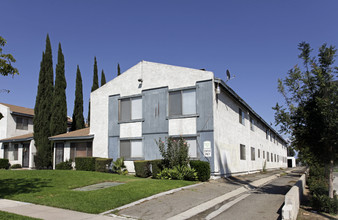 8939 Mango Ave in Fontana, CA - Foto de edificio - Building Photo