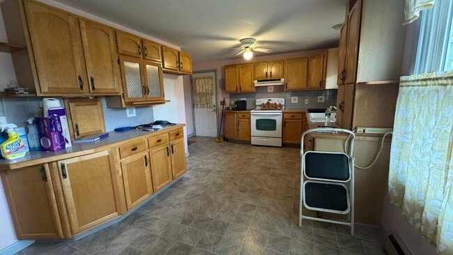 2 Lawndale St in Easthampton, MA - Building Photo - Building Photo