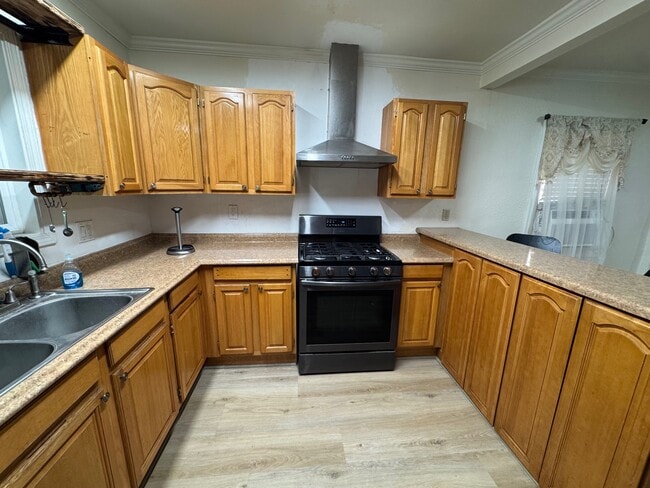 property at 712 E Washington St