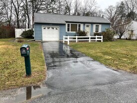 13 Richards Dr in Colonie, NY - Building Photo