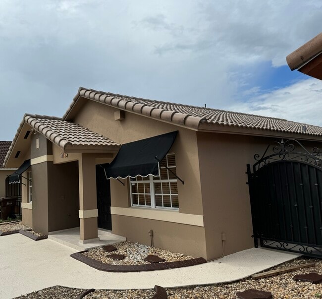 6936 W 25th Ave in Hialeah, FL - Building Photo - Building Photo