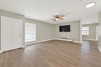 12211 Chimney Rock Rd in Houston, TX - Building Photo - Building Photo