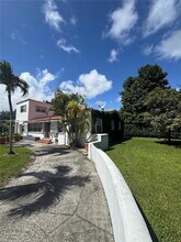 1105 NE 119th St in Biscayne Park, FL - Foto de edificio - Building Photo