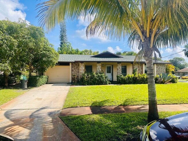 6245 Saxon Blvd in West Palm Beach, FL - Building Photo - Building Photo