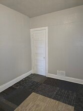 106-108 W Keefe Ave, Unit Rear Upper in Milwaukee, WI - Building Photo - Building Photo