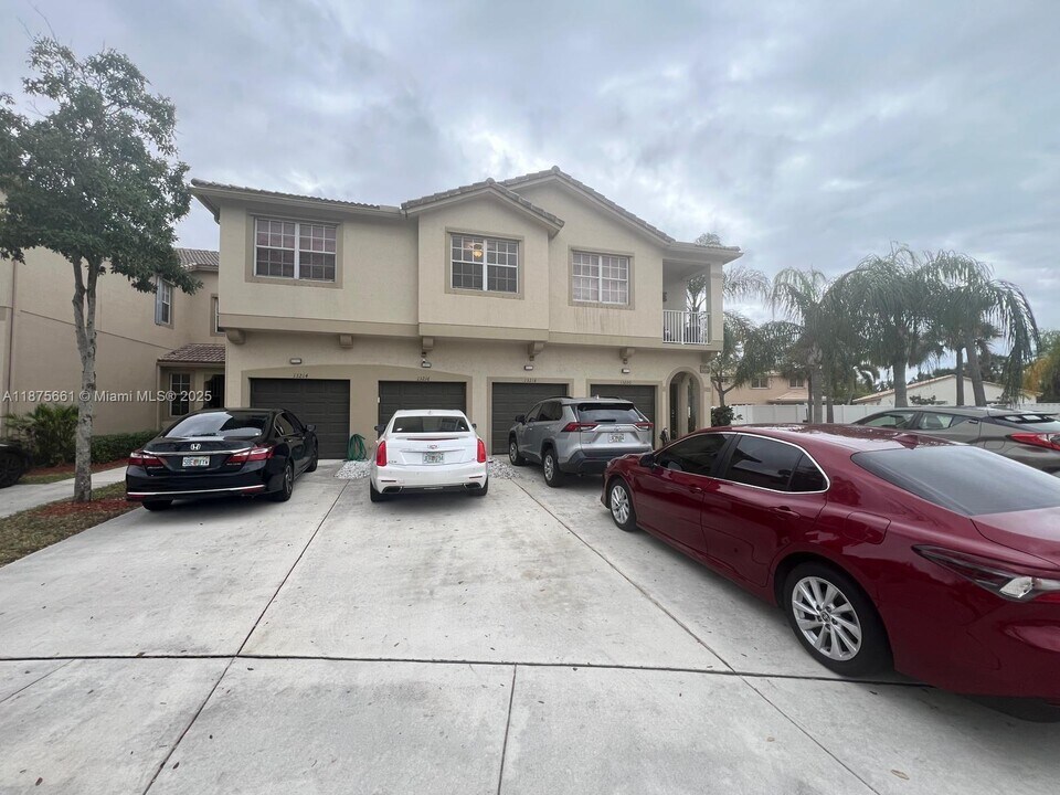 13218 SW 44th St in Miramar, FL - Building Photo