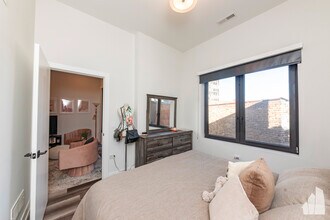 2317 N Clark St in Chicago, IL - Building Photo - Building Photo