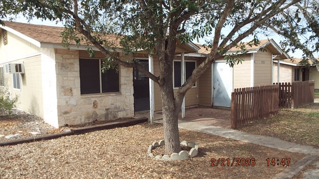 8230 Glen Mont Dr, Unit 4 in San Antonio, TX - Foto de edificio - Building Photo