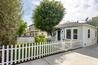 1517 S Orange Grove Ave in Los Angeles, CA - Foto de edificio - Building Photo