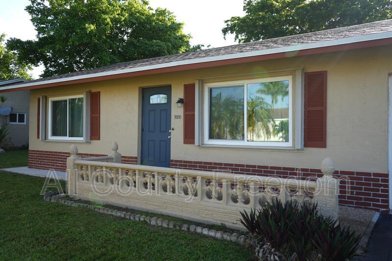 7000 NW 95th Terrace in Tamarac, FL - Building Photo