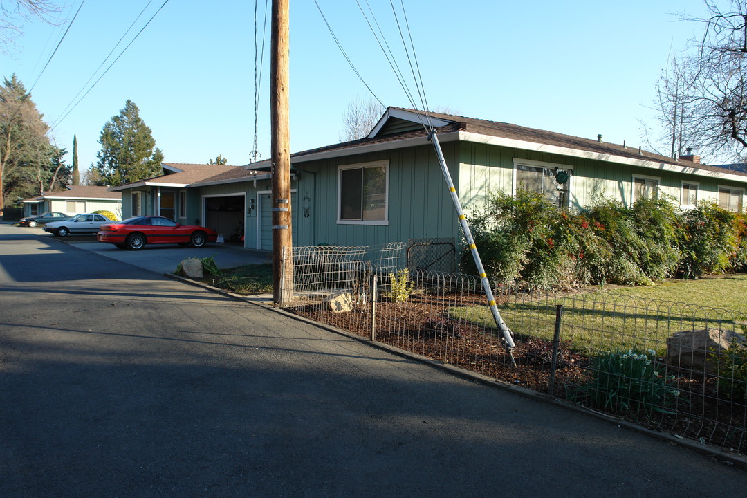 2 Peacock Ln in Chico, CA - Building Photo